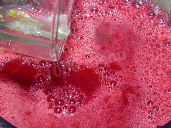 Шаг 8 приготовления Морс из смородины с сахаром и лимоном