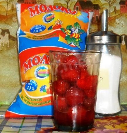 Шаг 1 приготовления Молочный коктейль с бананом