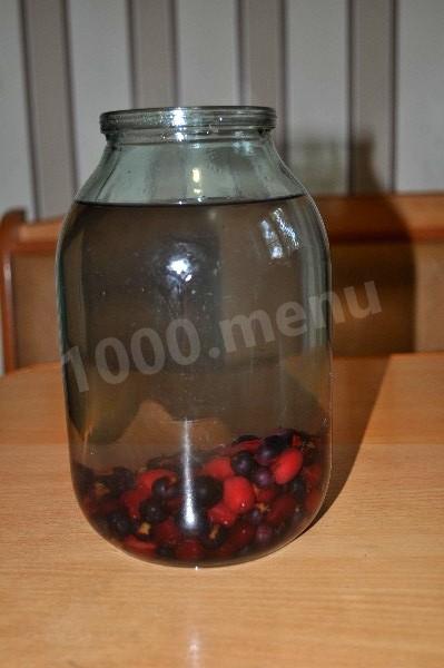 Шаг 4 приготовления Компот из кизила и черной смородины