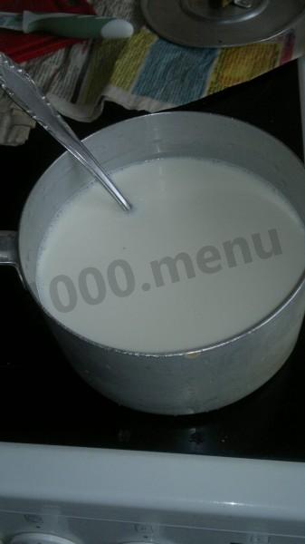 Шаг 2 приготовления Шоколадный коктейль с бананом на молоке