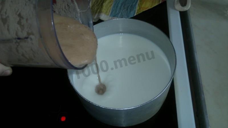 Шаг 8 приготовления Шоколадный коктейль с бананом на молоке