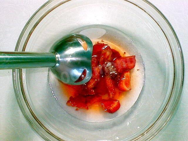 Шаг 8 приготовления Сок из клубники