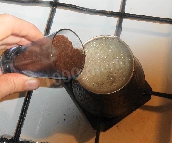 Шаг 2 приготовления Кофе с молоком, корицей и мускатным орехом