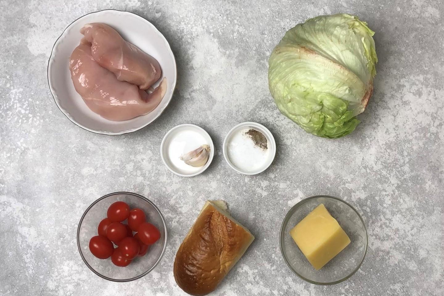 Шаг 1 приготовления Салат Цезарь классический с курицей