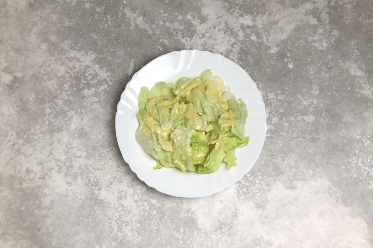 Шаг 11 приготовления Салат Цезарь классический с курицей