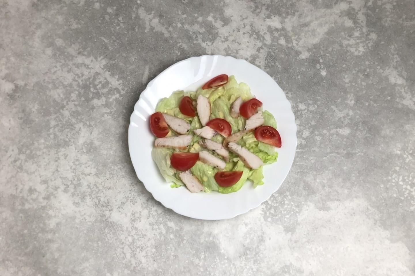 Шаг 12 приготовления Салат Цезарь классический с курицей