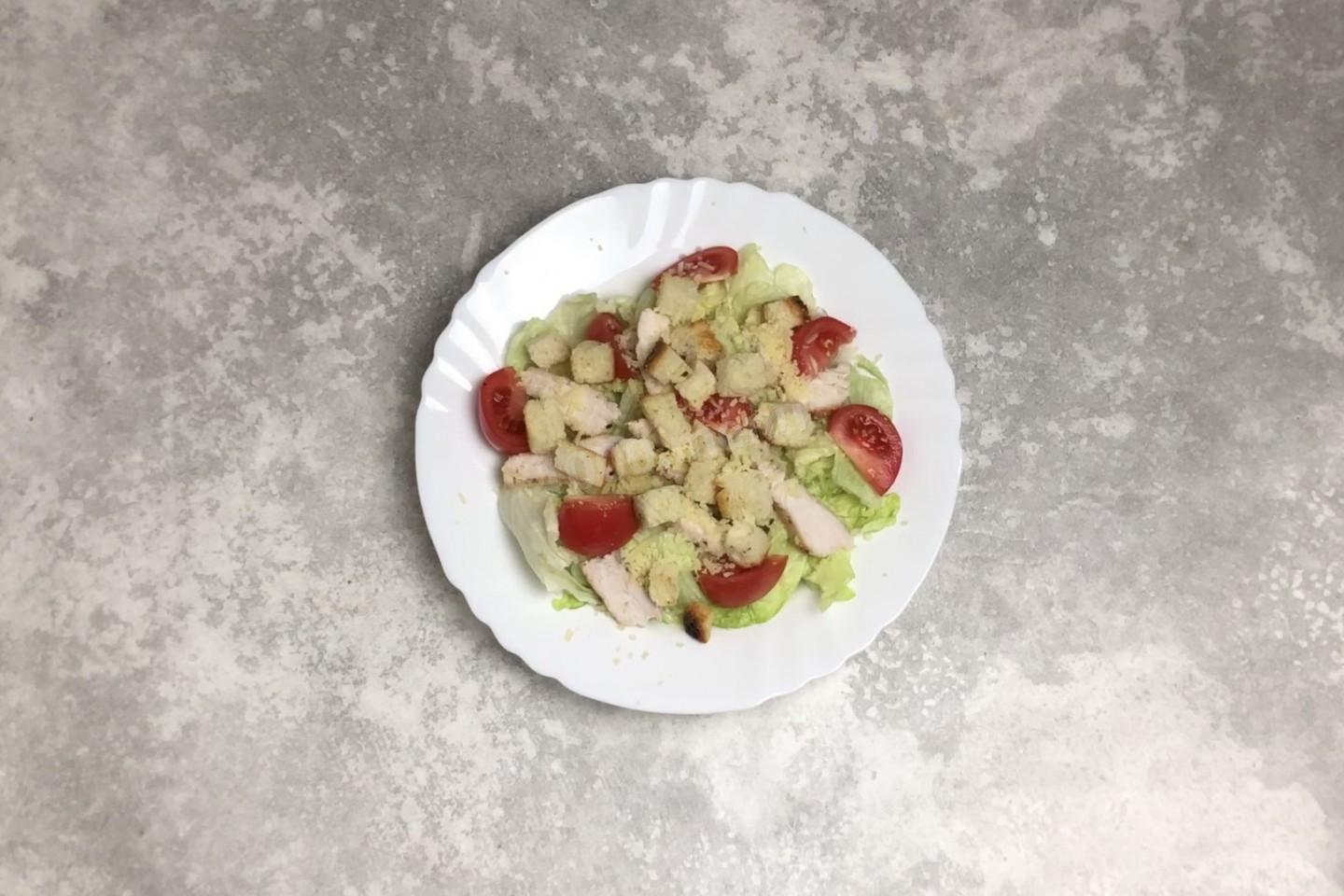 Шаг 13 приготовления Салат Цезарь классический с курицей