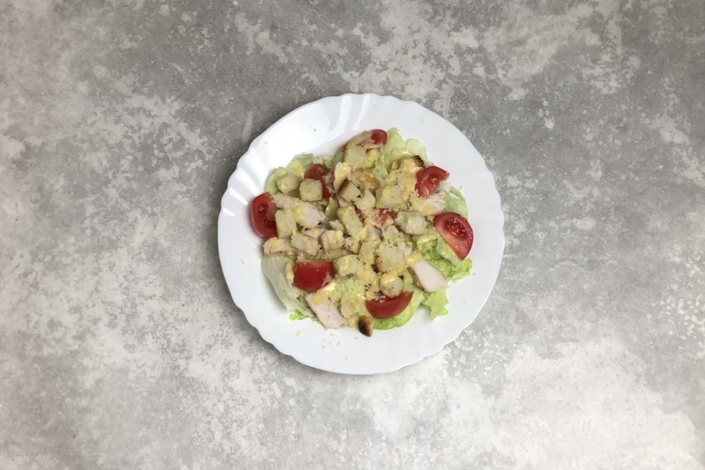 Шаг 14 приготовления Салат Цезарь классический с курицей