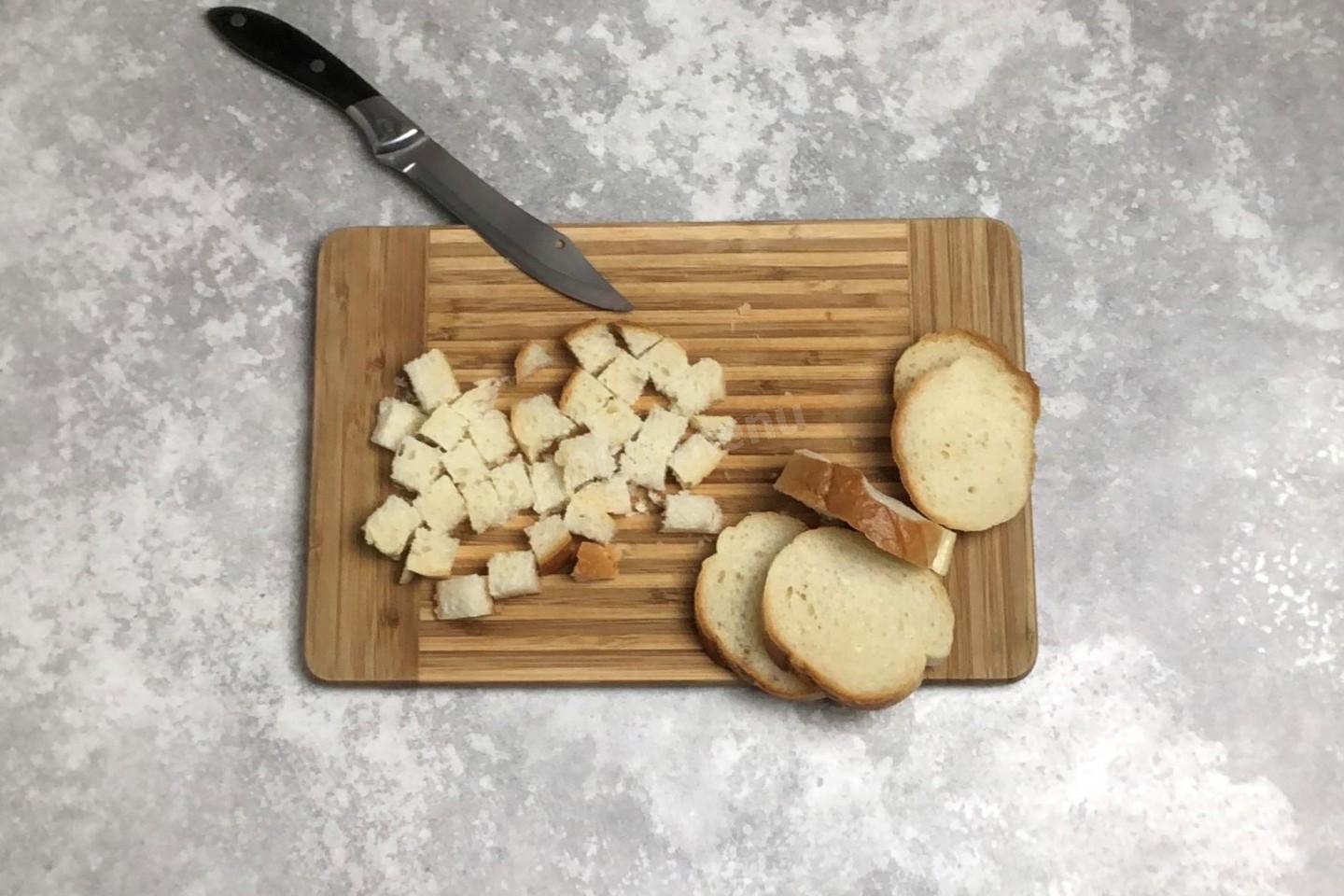Шаг 2 приготовления Салат Цезарь классический с курицей