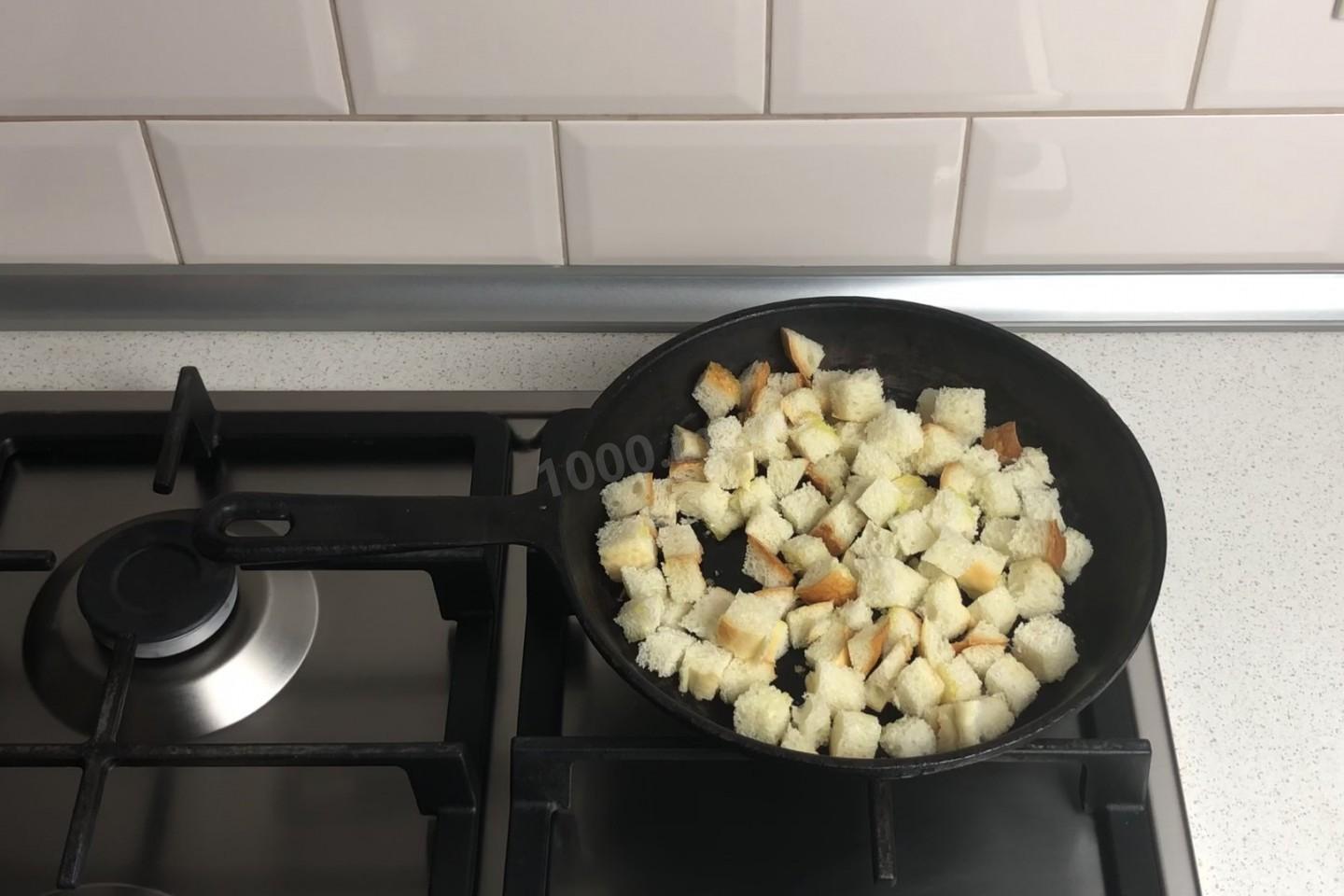 Шаг 3 приготовления Салат Цезарь классический с курицей