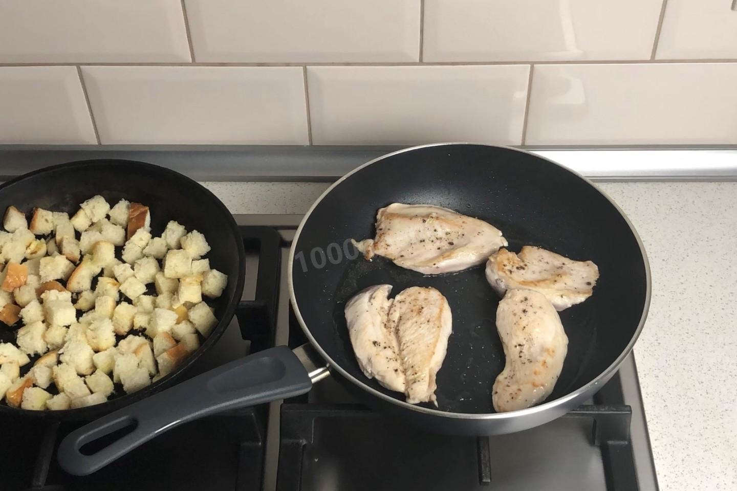 Шаг 5 приготовления Салат Цезарь классический с курицей