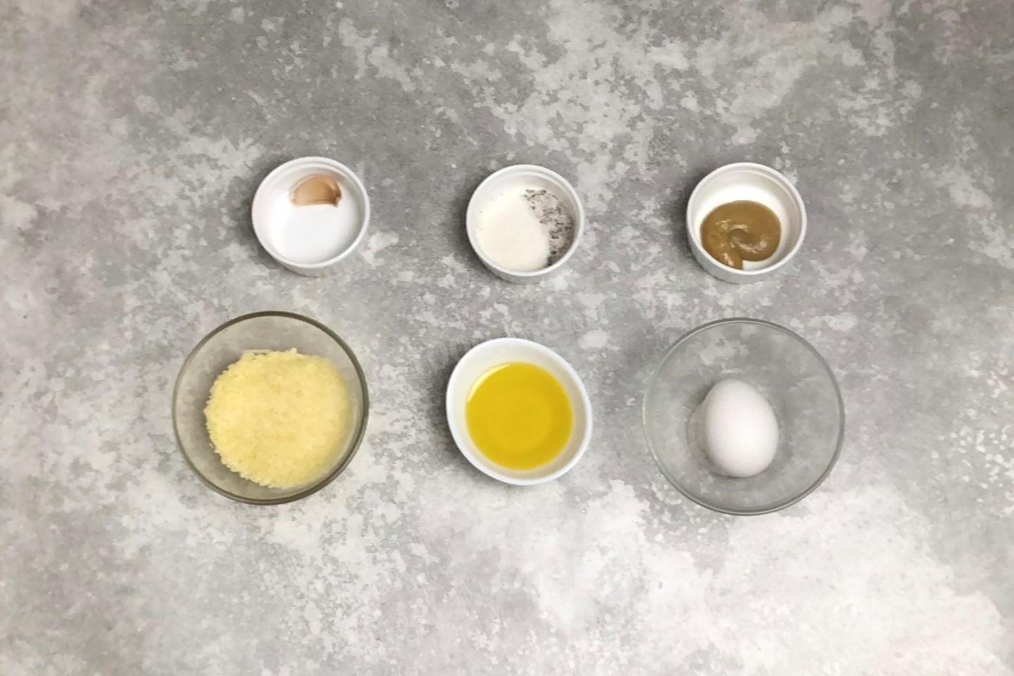 Шаг 6 приготовления Салат Цезарь классический с курицей