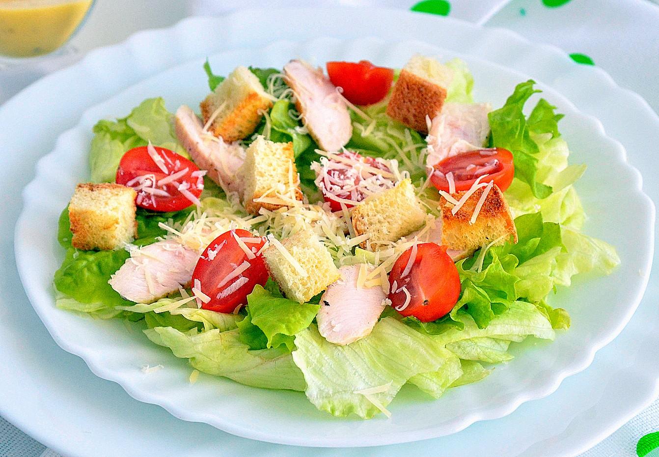 Обложка рецепта Салат Цезарь классический с курицей