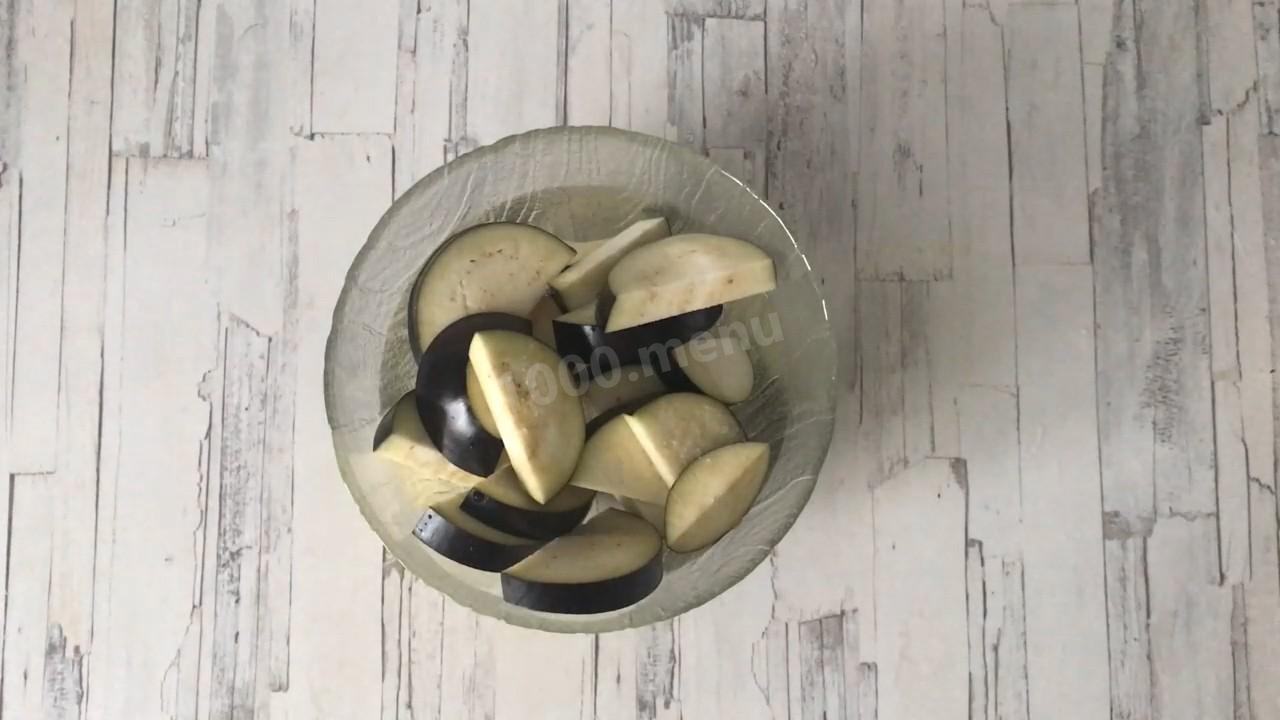 Шаг 2 приготовления Салат из жареных баклажанов с чесноком