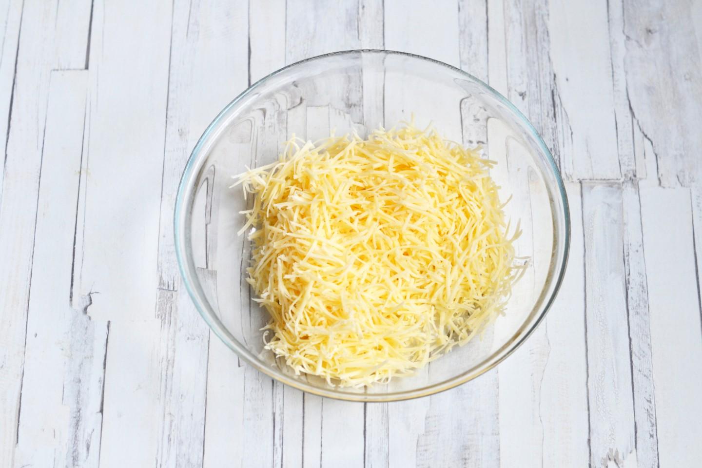 Шаг 7 приготовления Салат Мимоза с рыбными консервами и картошкой классический