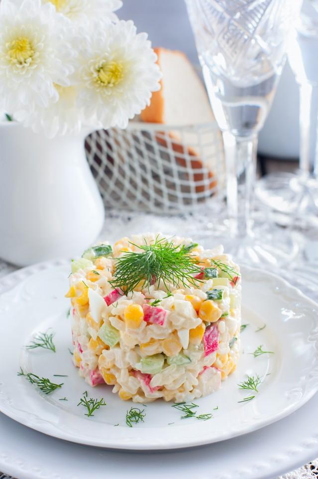 Шаг 7 приготовления Салат крабовый классический с кукурузой и рисом