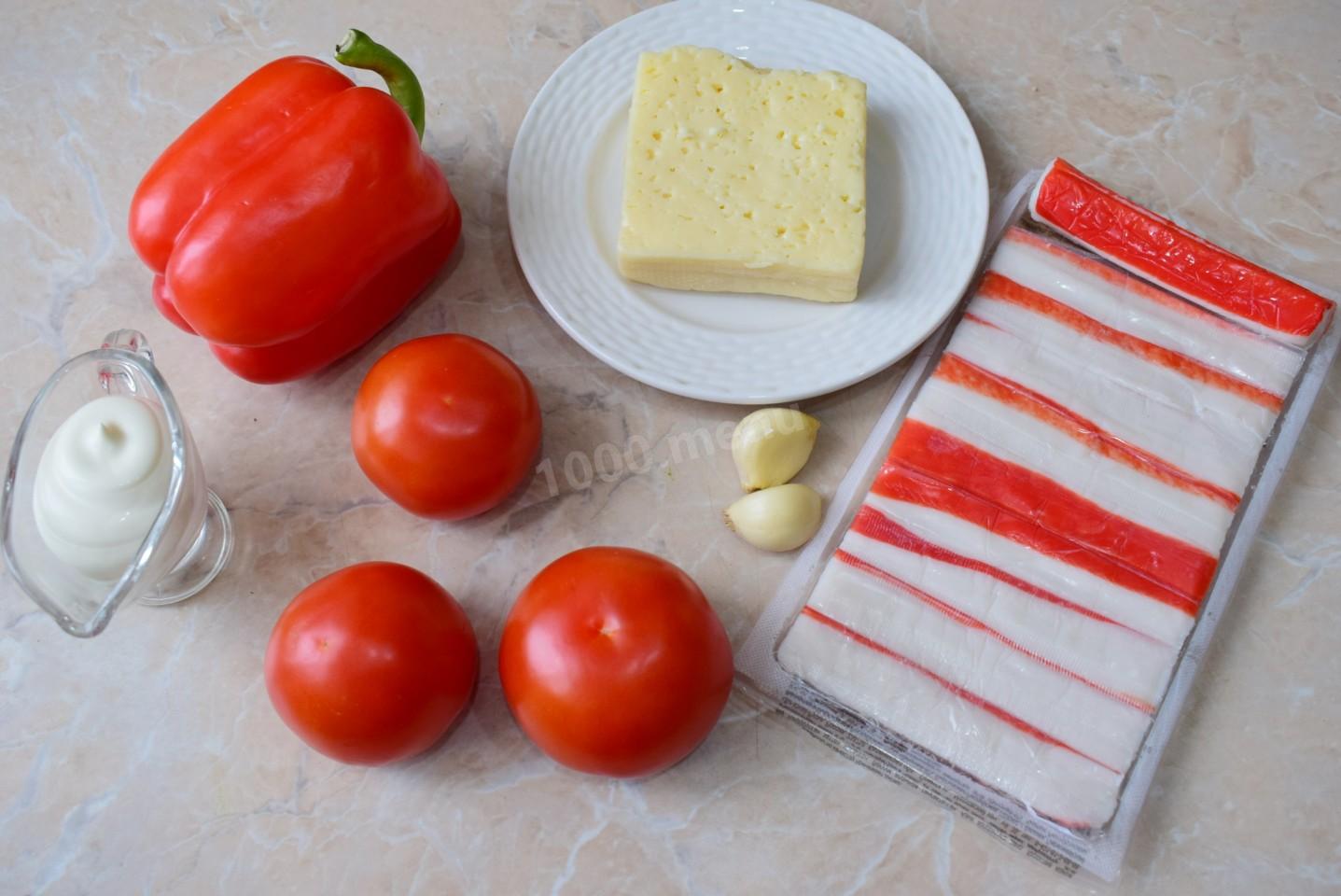 Шаг 1 приготовления Салат Красное море с крабовыми палочками помидорами и перцем