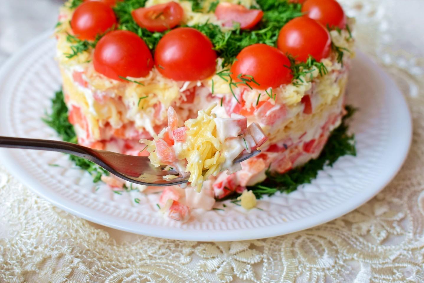 Шаг 10 приготовления Салат Красное море с крабовыми палочками помидорами и перцем