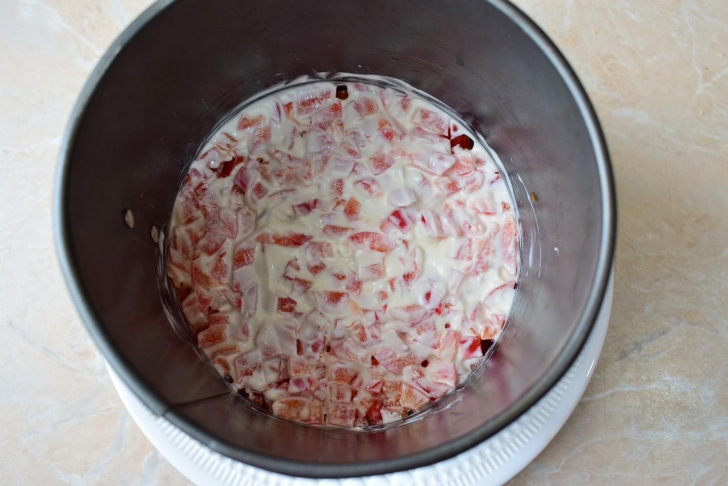 Шаг 5 приготовления Салат Красное море с крабовыми палочками помидорами и перцем