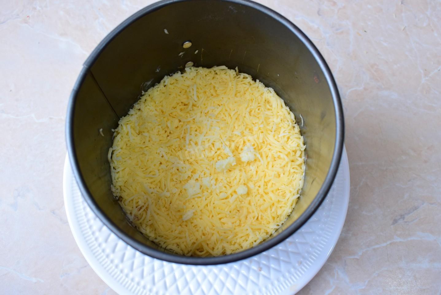 Шаг 6 приготовления Салат Красное море с крабовыми палочками помидорами и перцем