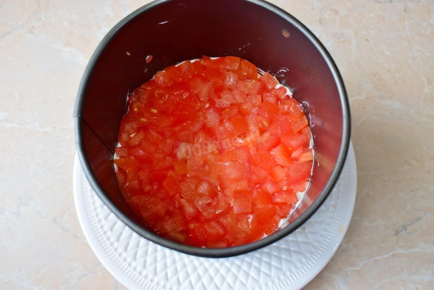Шаг 8 приготовления Салат Красное море с крабовыми палочками помидорами и перцем