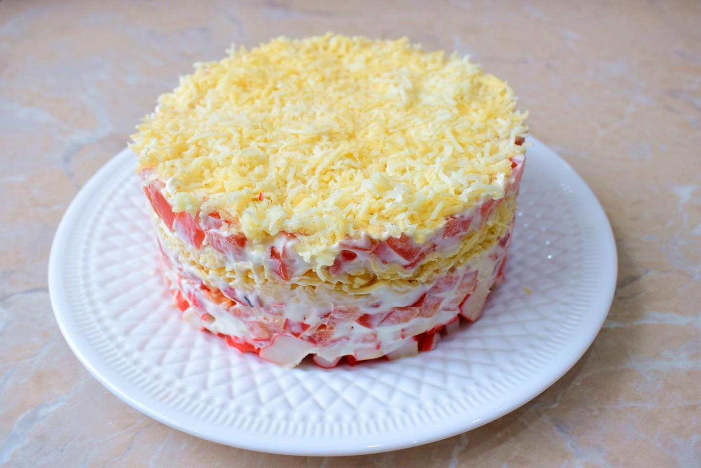 Шаг 9 приготовления Салат Красное море с крабовыми палочками помидорами и перцем