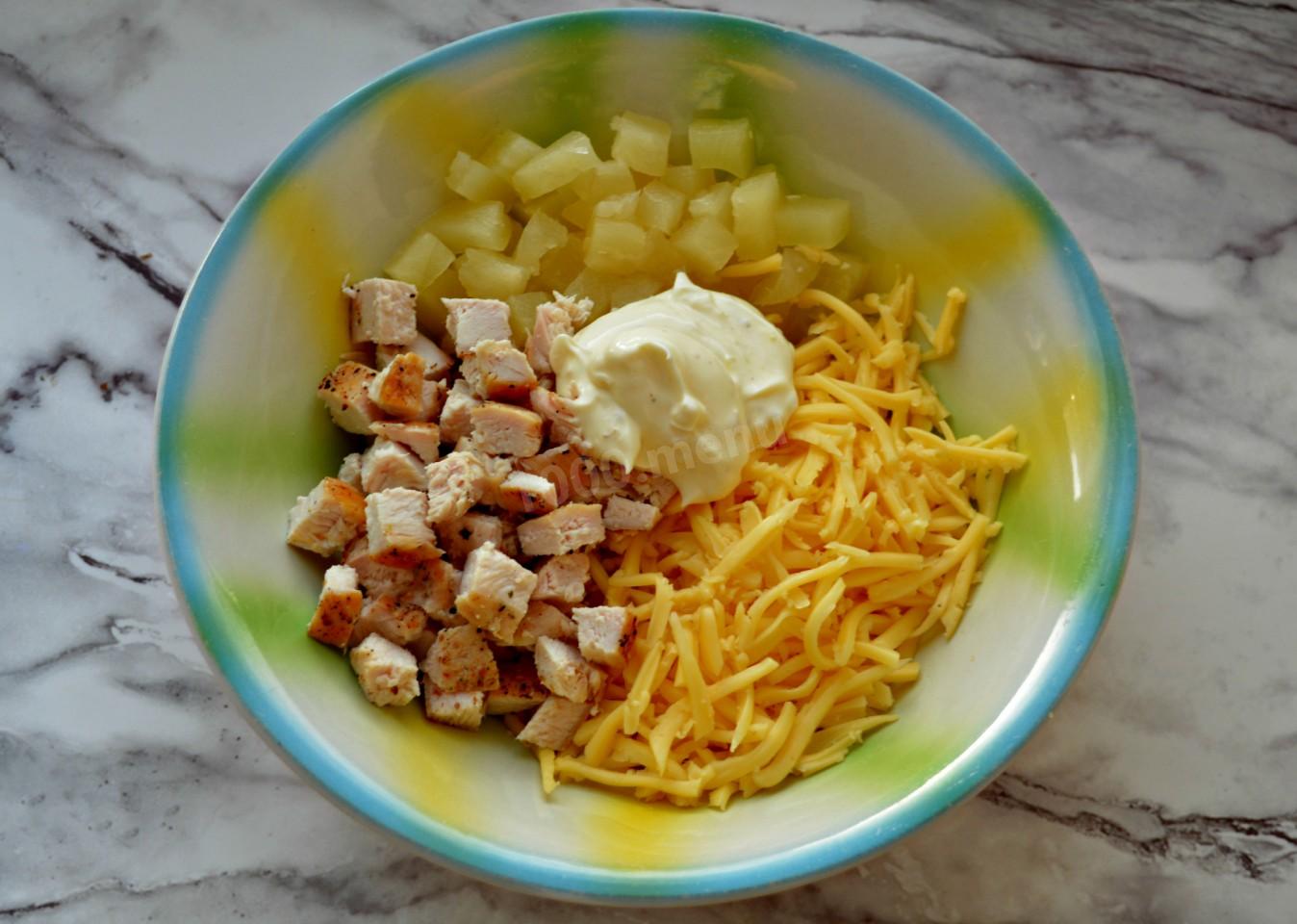 Шаг 8 приготовления Салат с ананасом и курицей и сыром с чесноком