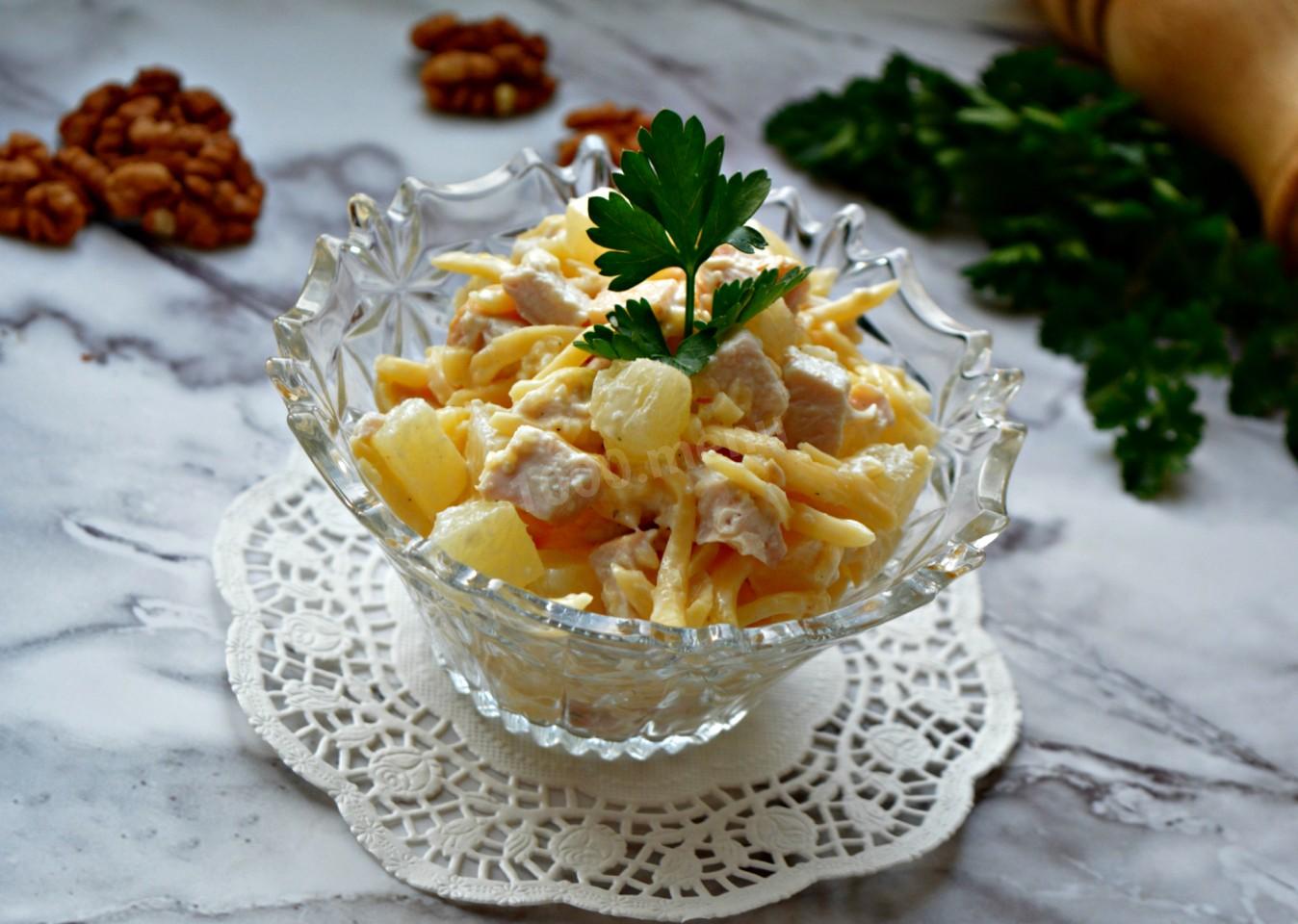 Шаг 9 приготовления Салат с ананасом и курицей и сыром с чесноком