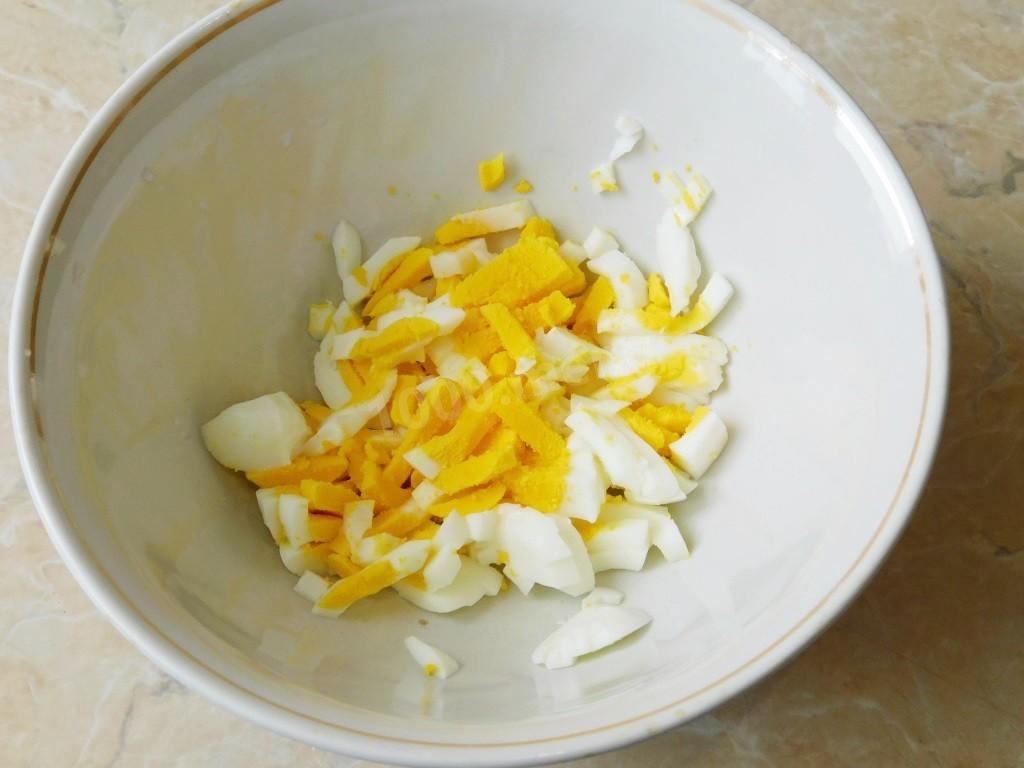 Шаг 2 приготовления Салат с крабовыми палочками огурцом и яйцом