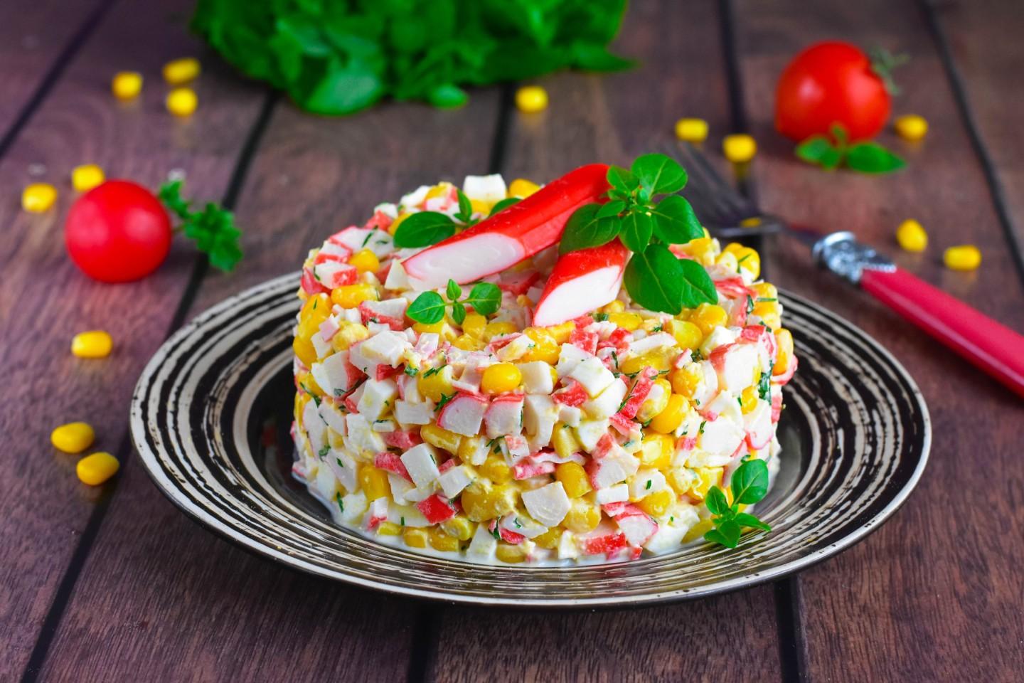 Шаг 8 приготовления Салат крабовые палочки с кукурузой и яйцом