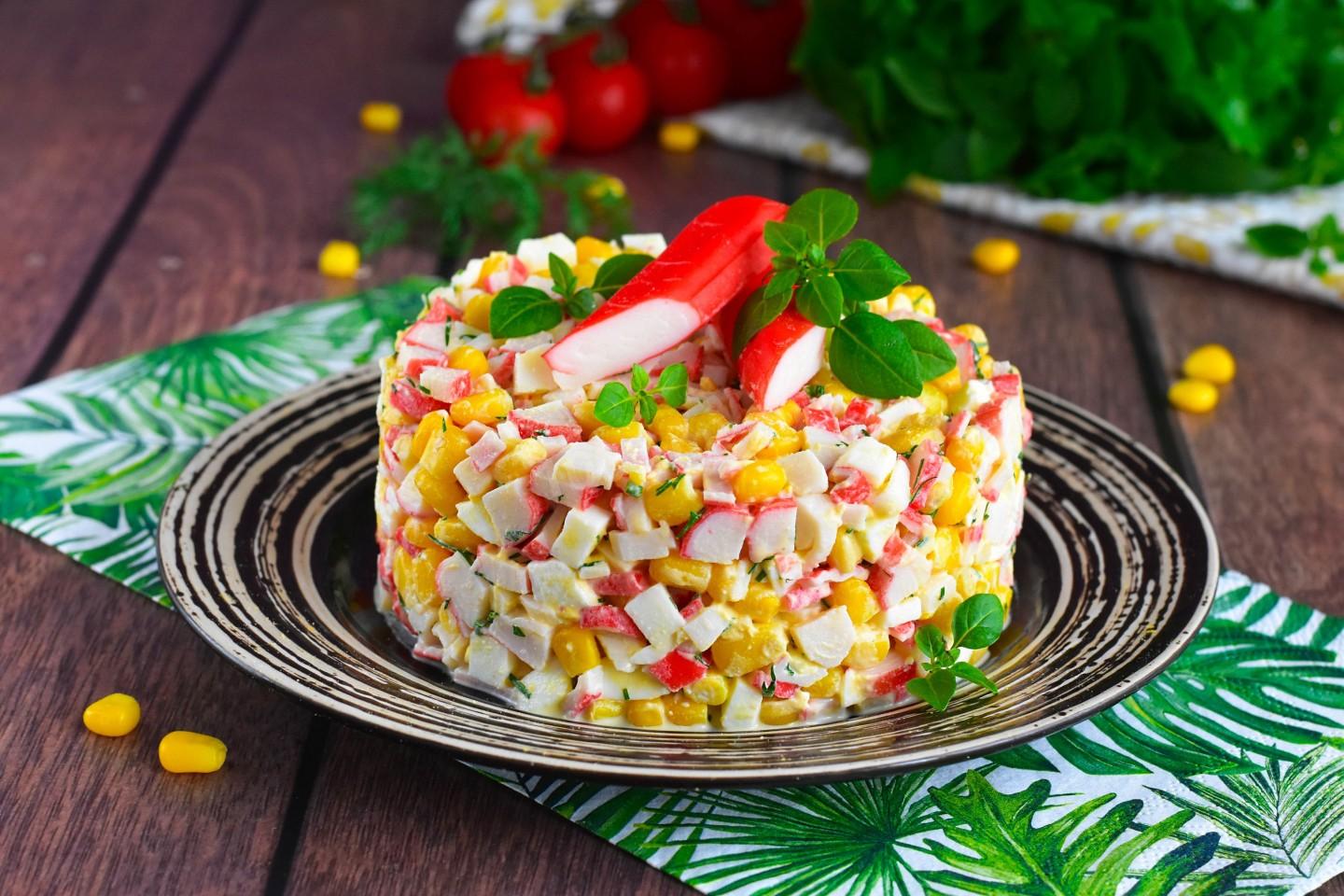 Обложка рецепта Салат крабовые палочки с кукурузой и яйцом