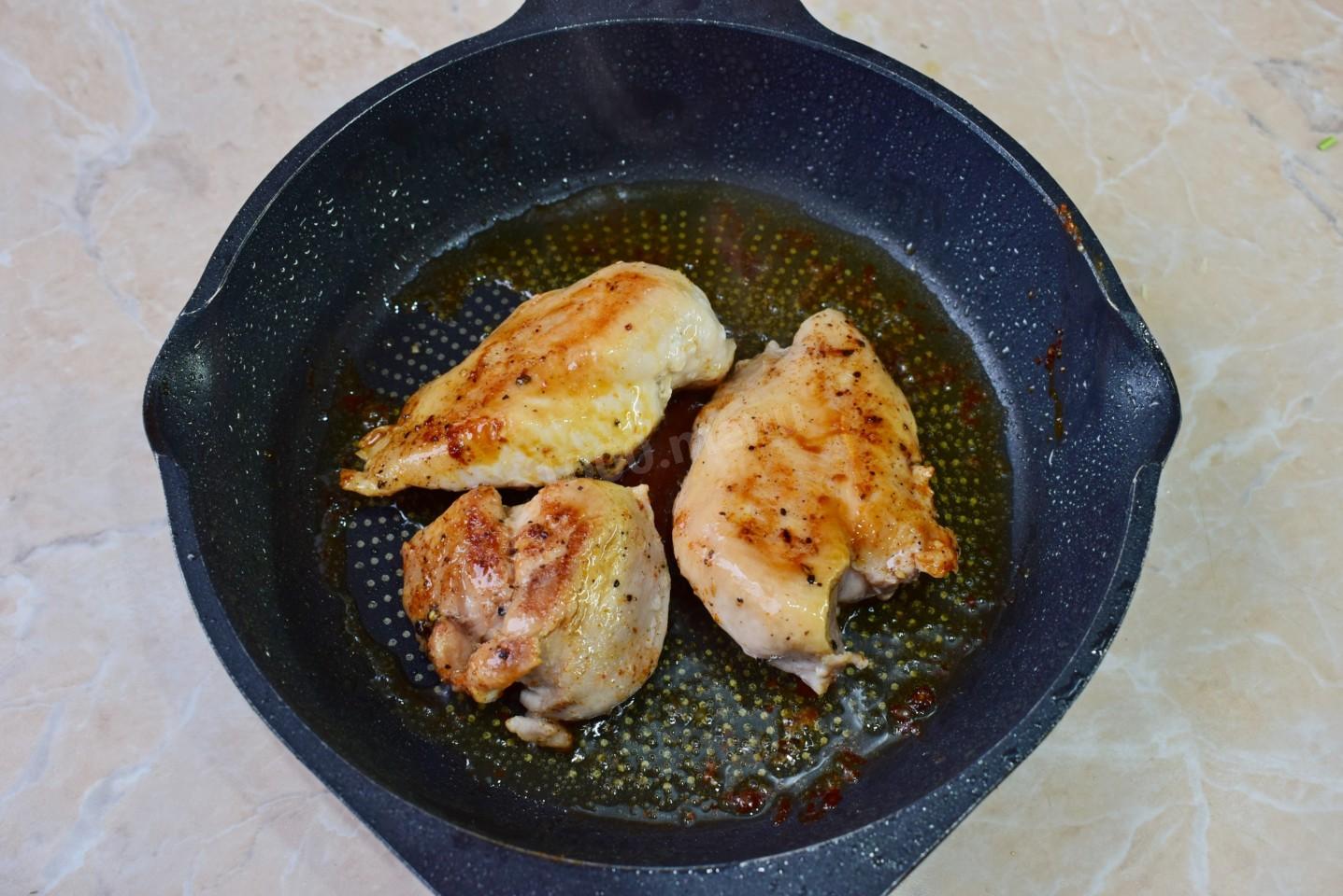 Шаг 3 приготовления Салат из пекинской капусты с курицей