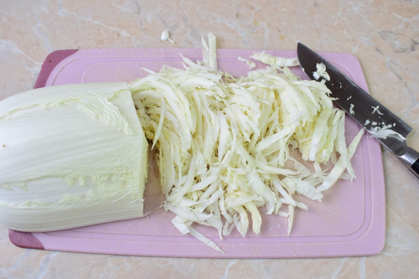 Шаг 4 приготовления Салат из пекинской капусты с курицей