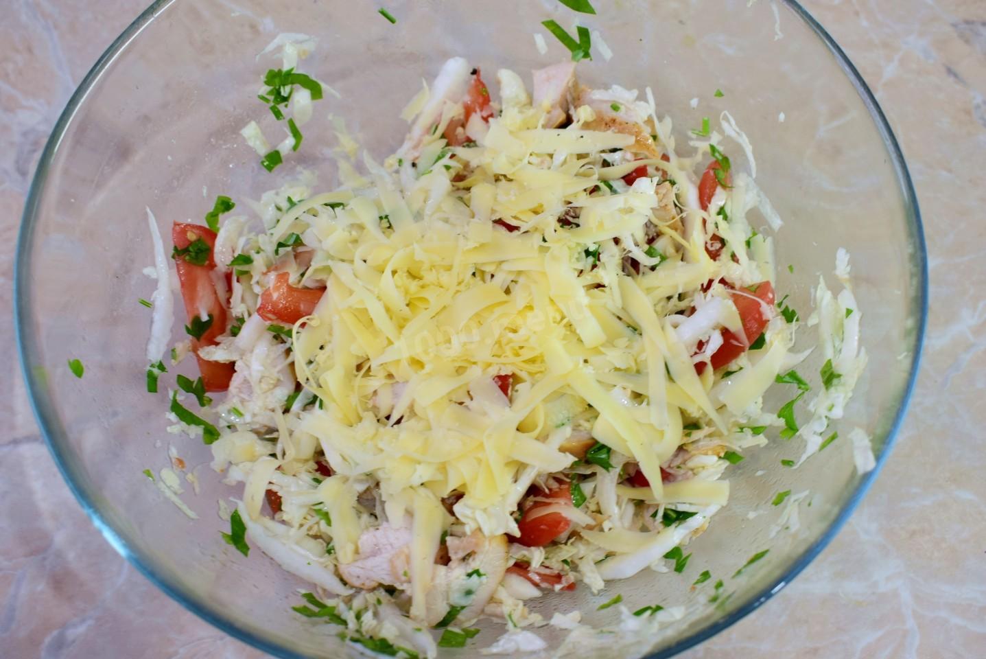 Шаг 8 приготовления Салат из пекинской капусты с курицей
