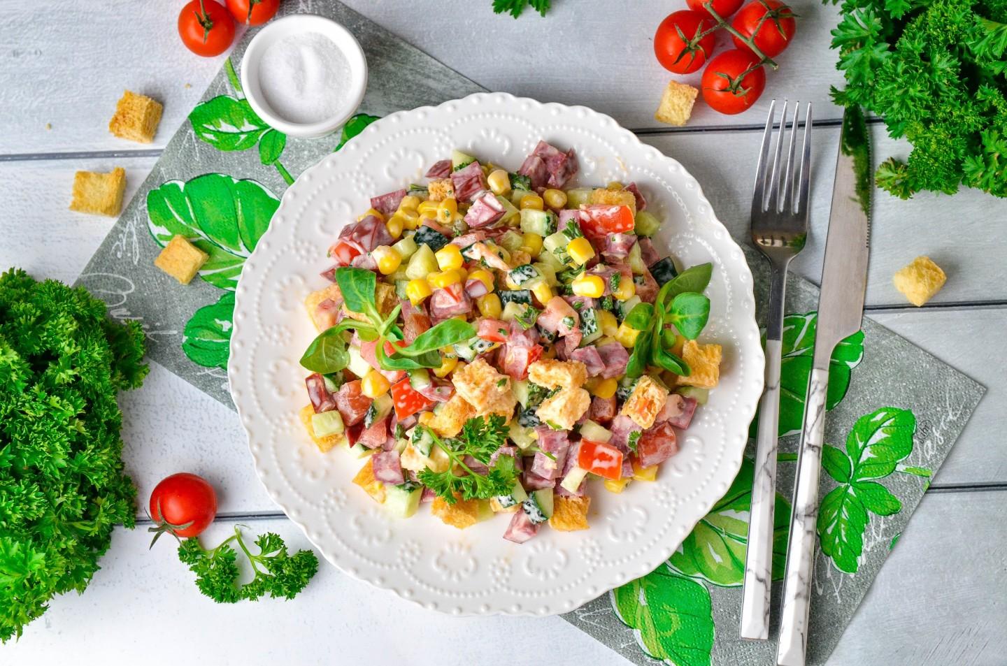 Шаг 10 приготовления Салат кукуруза колбаса огурец