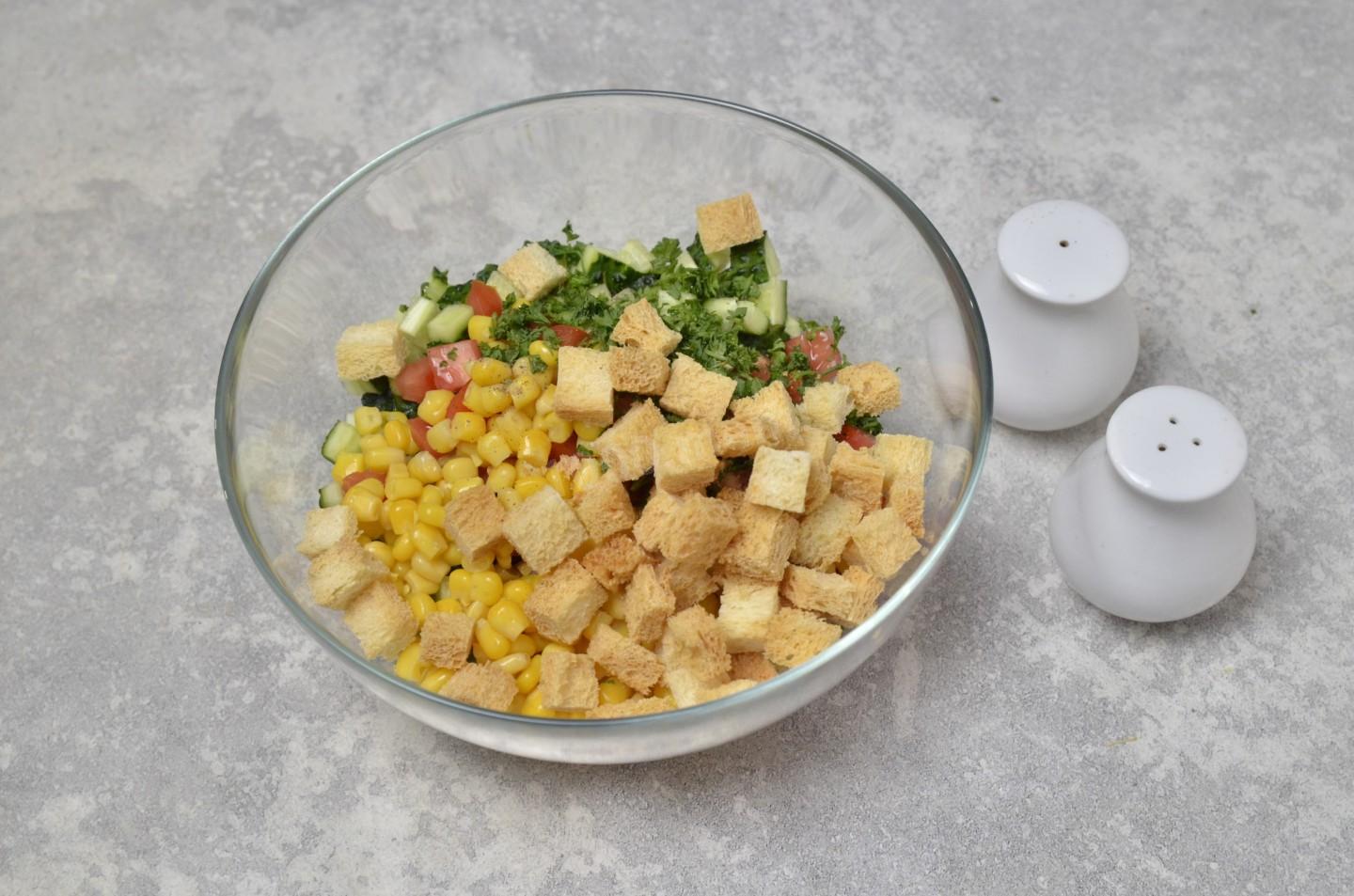 Шаг 8 приготовления Салат кукуруза колбаса огурец