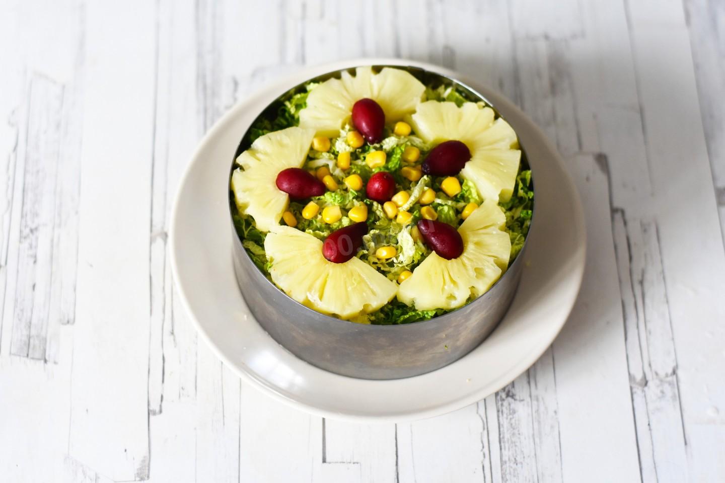 Шаг 16 приготовления Салат с копченой курицей, ананасом сыром и кукурузой