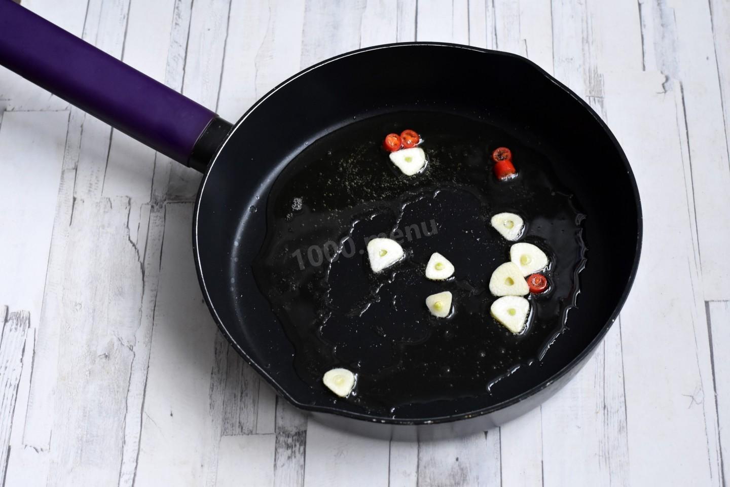 Шаг 7 приготовления Салат с рукколой помидорами и креветками