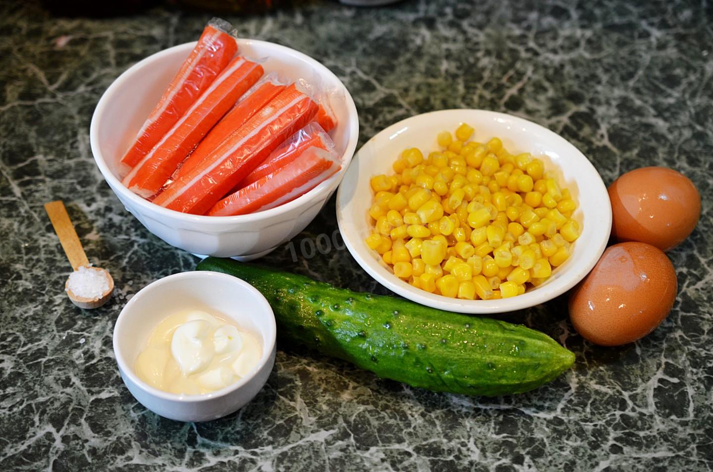 Шаг 1 приготовления Крабовый салат с кукурузой классический без риса