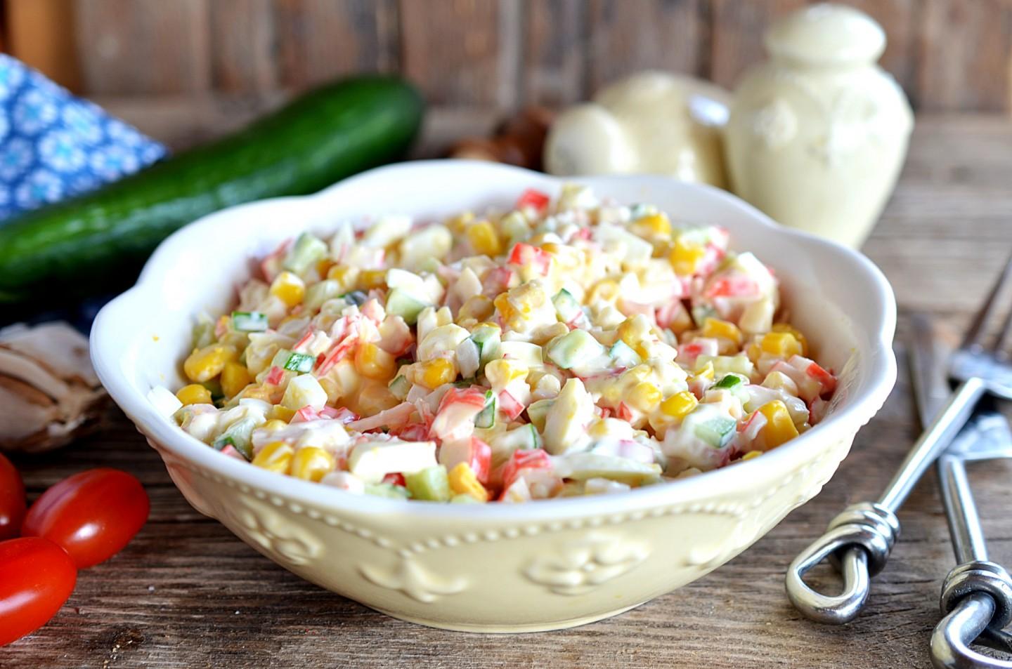 Шаг 10 приготовления Крабовый салат с кукурузой классический без риса