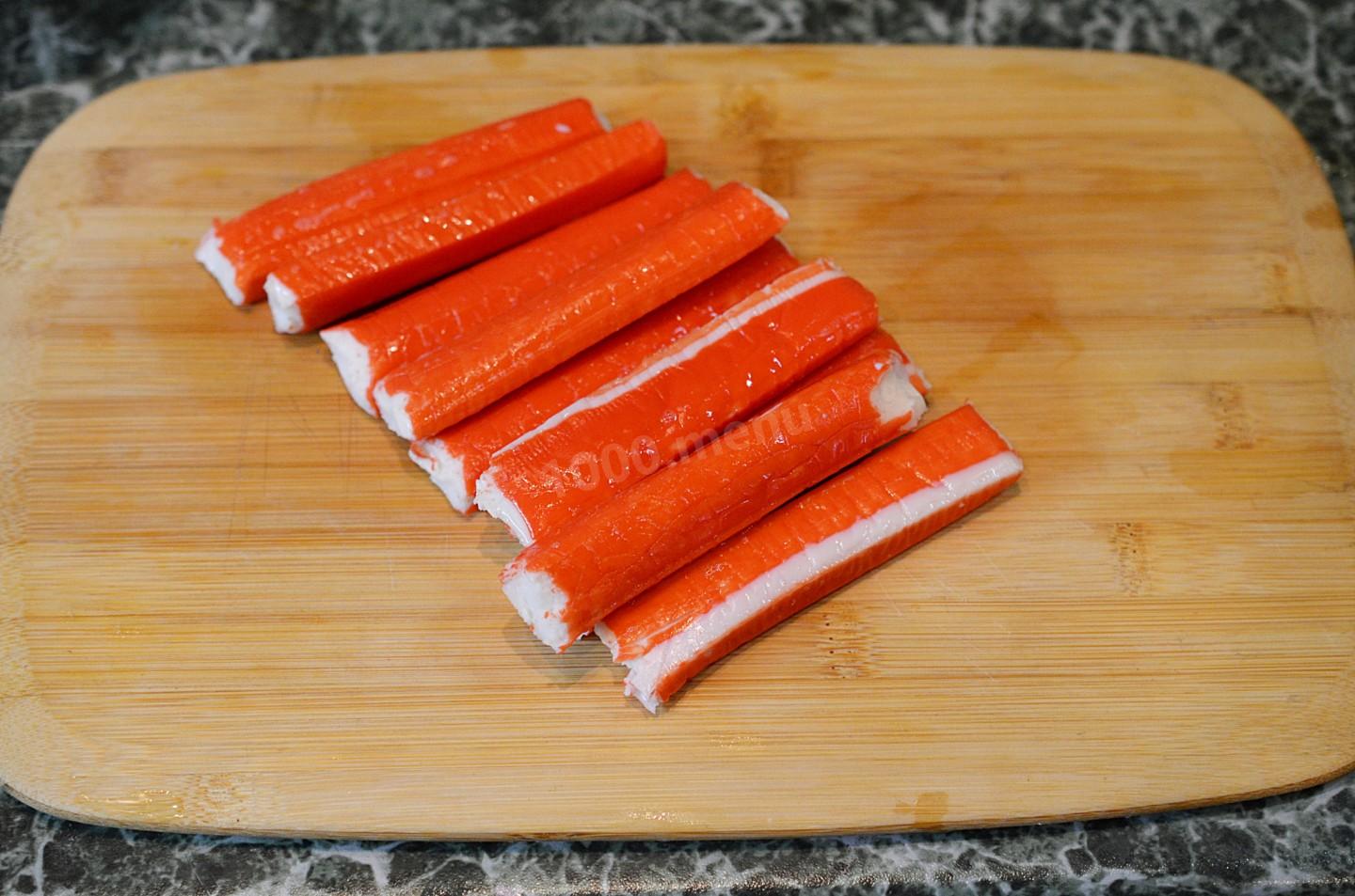 Шаг 2 приготовления Крабовый салат с кукурузой классический без риса