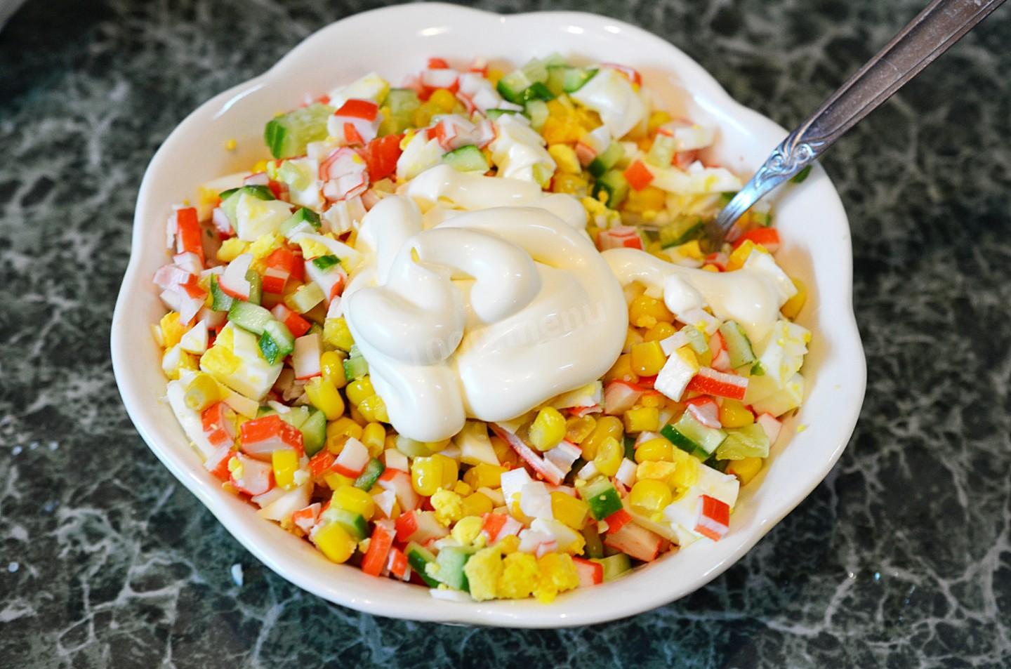 Шаг 8 приготовления Крабовый салат с кукурузой классический без риса