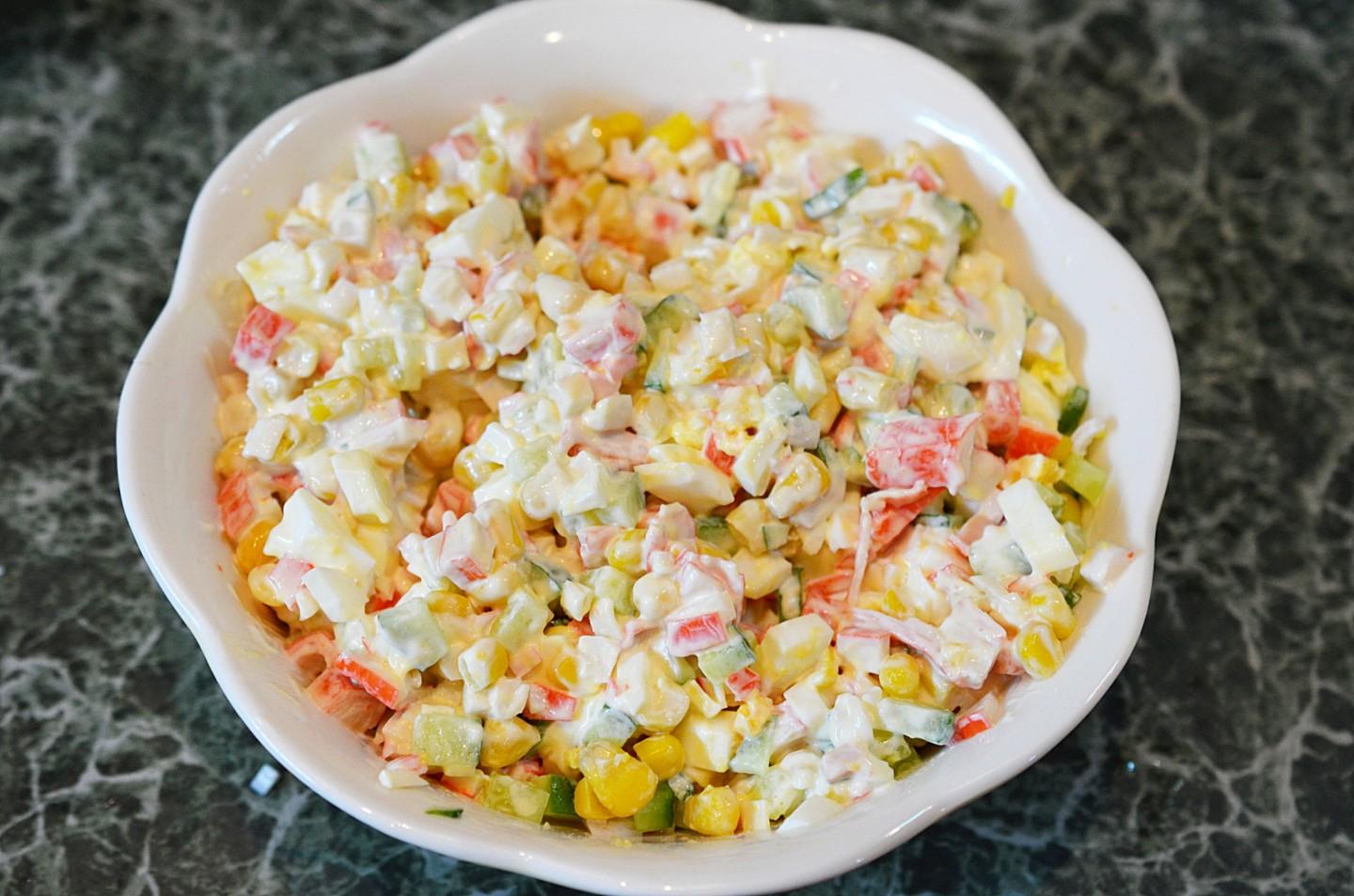 Шаг 9 приготовления Крабовый салат с кукурузой классический без риса