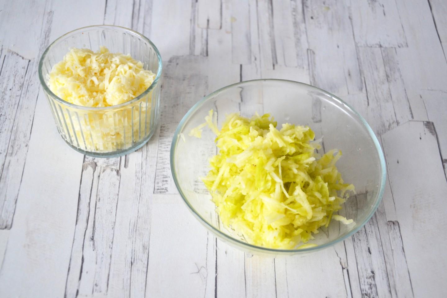 Шаг 5 приготовления Салат курица с черносливом и грецким орехом