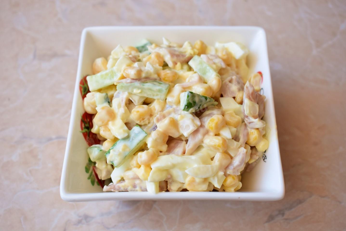 Шаг 7 приготовления Салат с копченой курицей и кукурузой