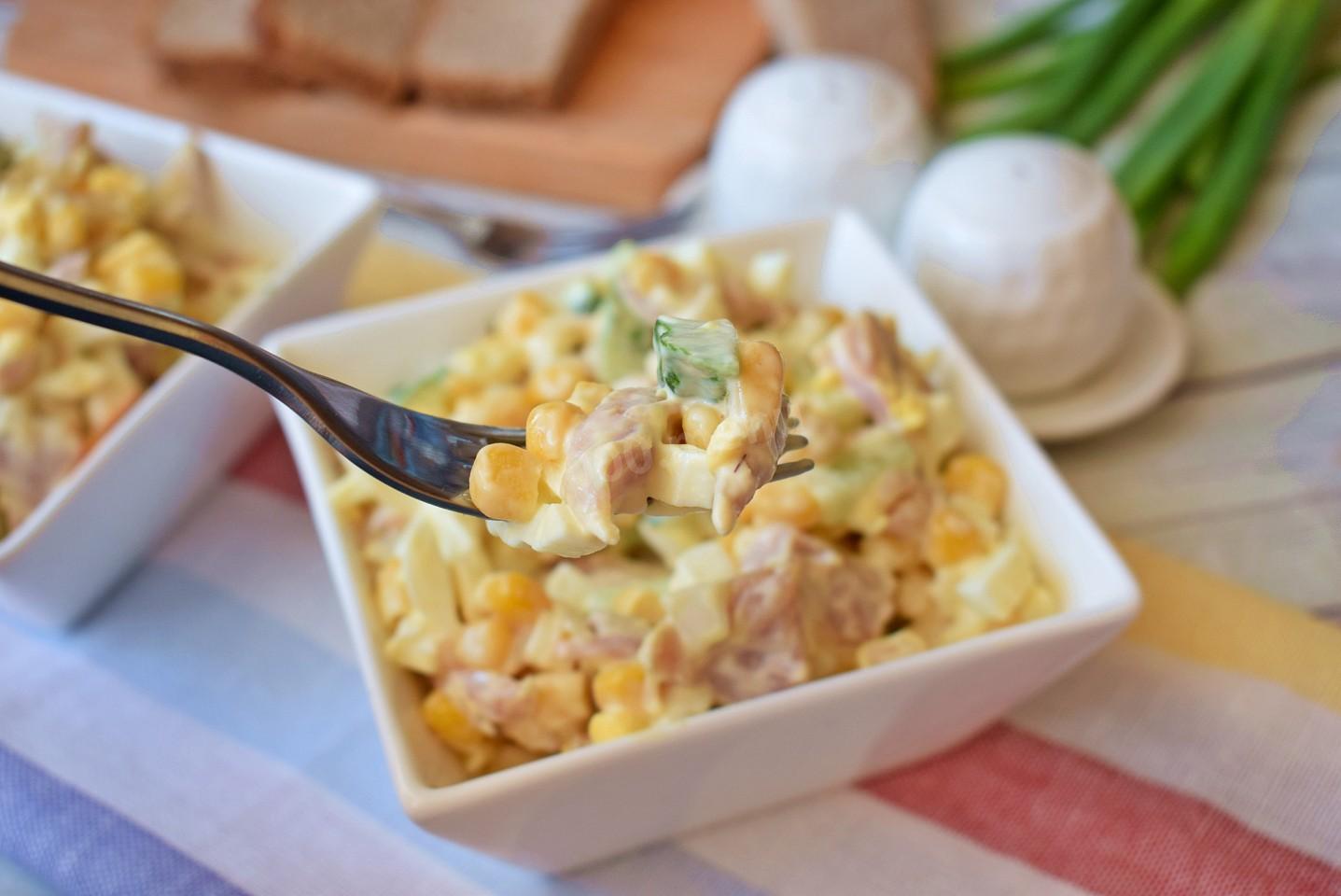 Шаг 8 приготовления Салат с копченой курицей и кукурузой