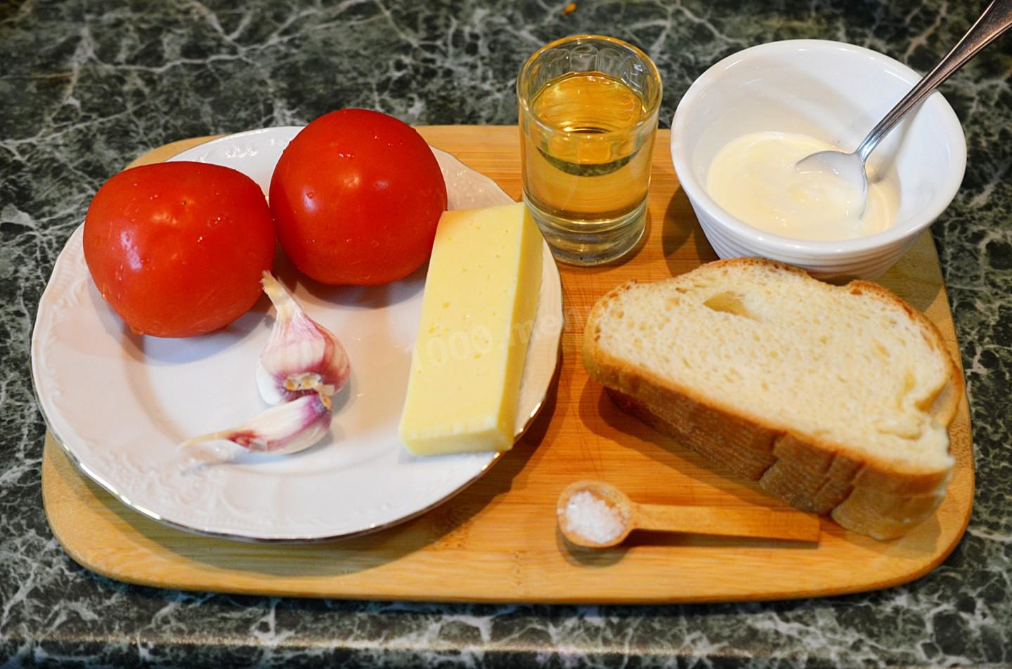 Шаг 1 приготовления Салат с помидорами сыром и сухариками