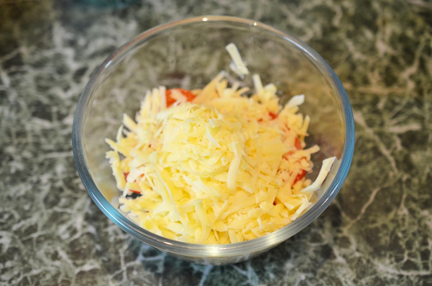 Шаг 10 приготовления Салат с помидорами сыром и сухариками