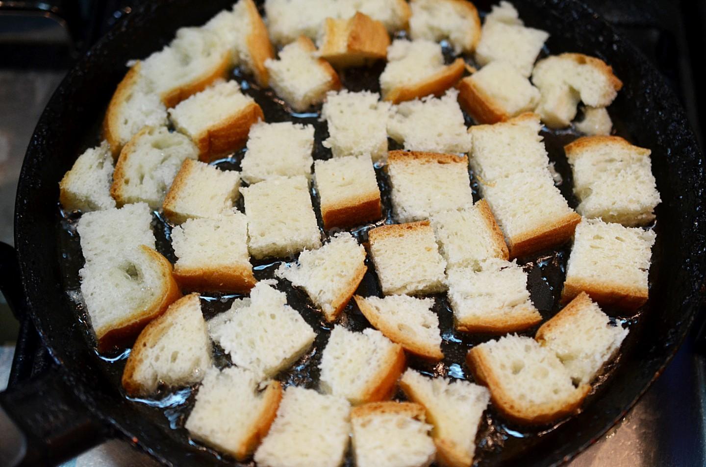 Шаг 3 приготовления Салат с помидорами сыром и сухариками