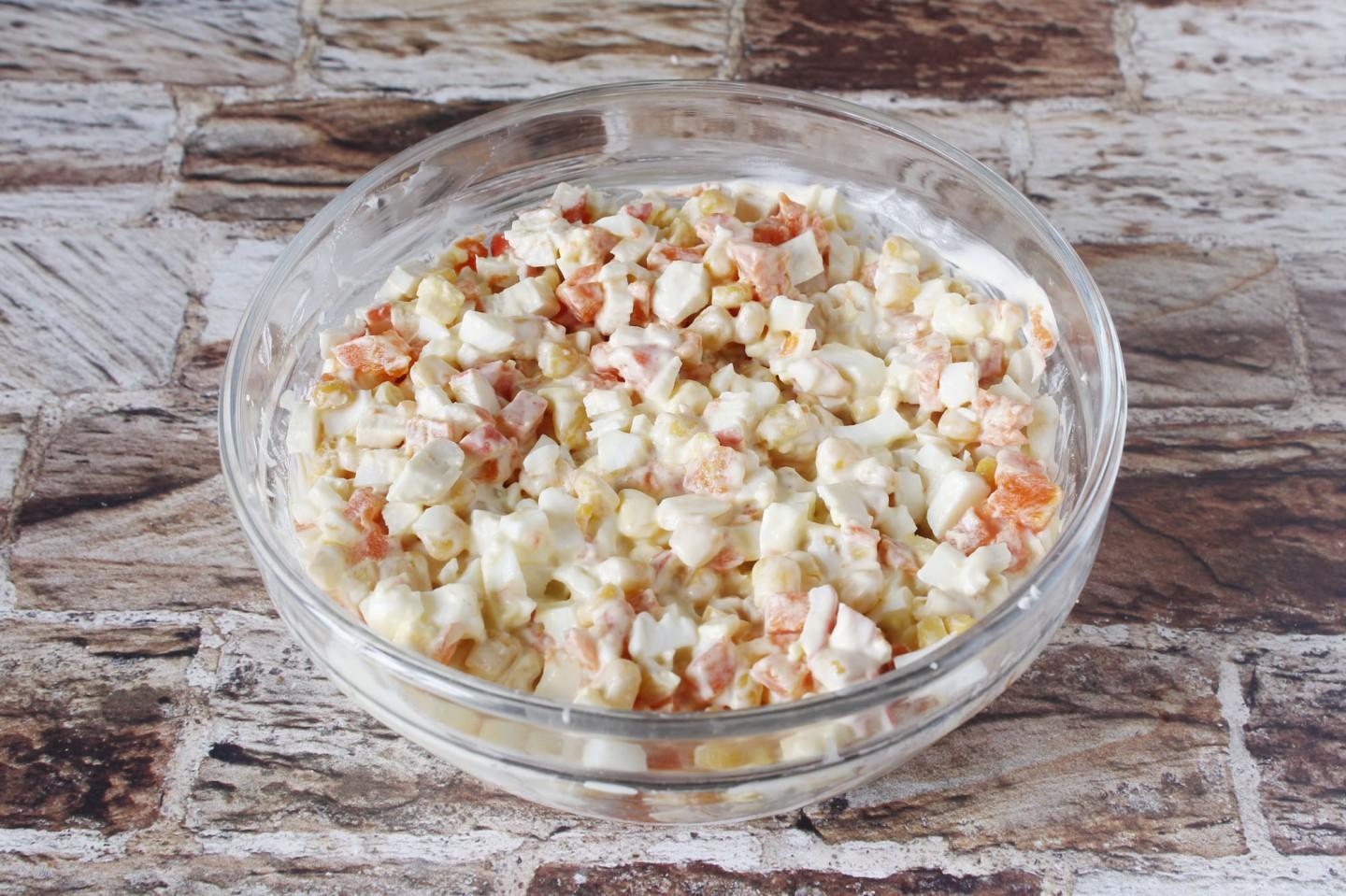 Шаг 5 приготовления Салат с морковью крабовыми палочками и яйцом